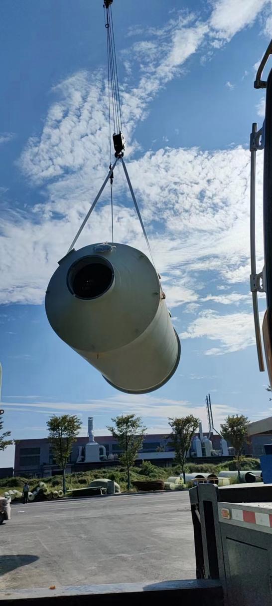 玻璃鋼噴淋塔是采用玻璃纖維增強塑料制作而成的